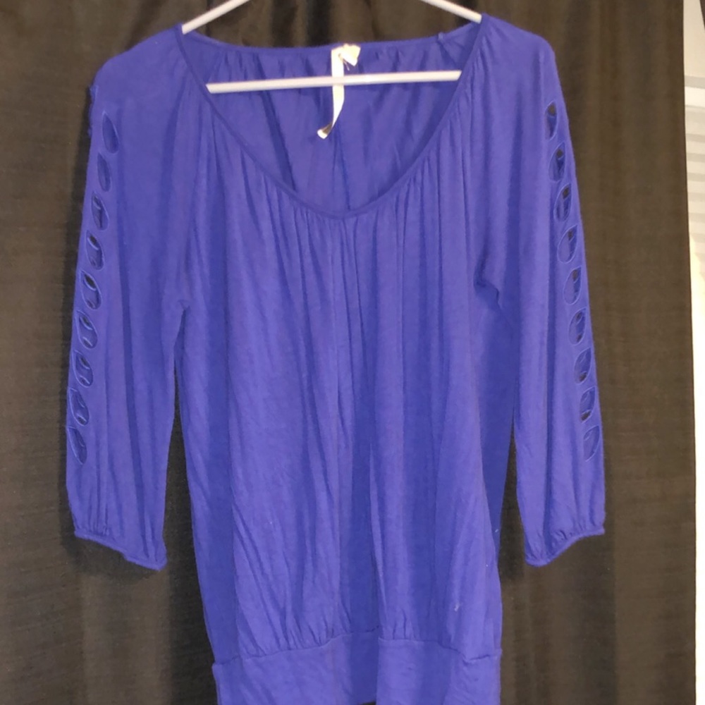 Light weight blouse with cutouts on the sleeve